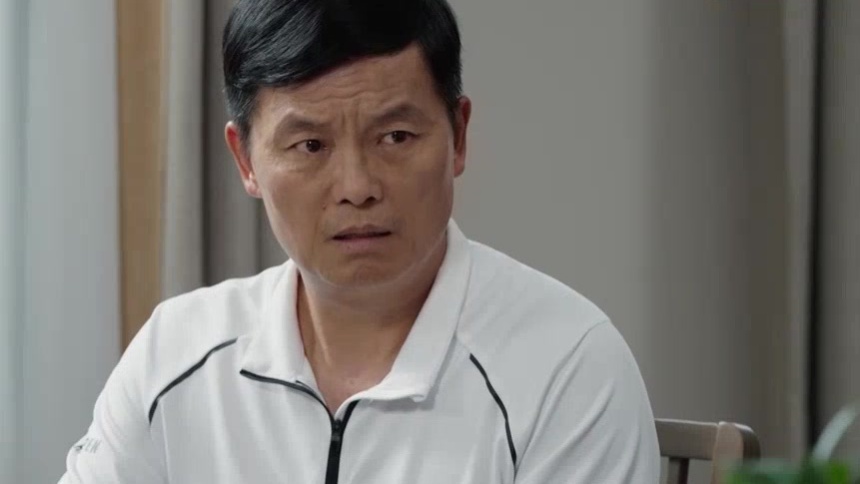 郝德守主动找老何还钱，反被老何误会偷美芹手机