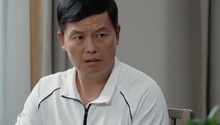 郝德守主动找老何还钱，反被老何误会偷美芹手机